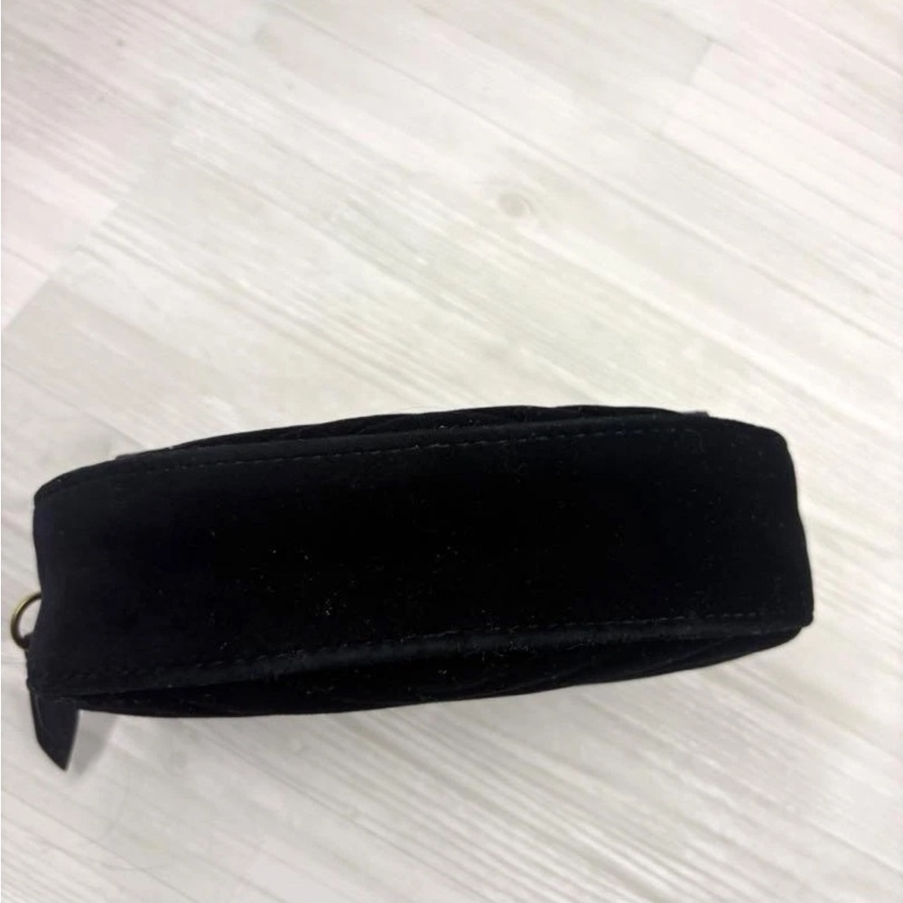 Gucci Black Leather Belt with Gold Buckle - Picture 7 of 15